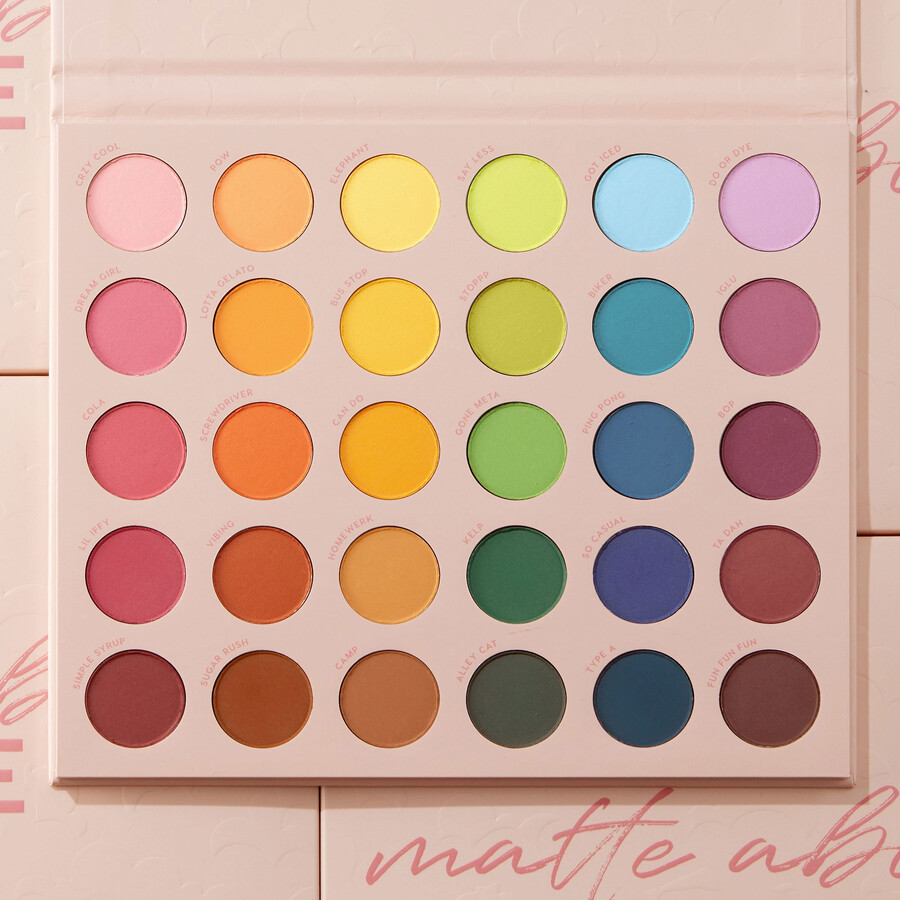 palette de fards à paupières et ensemble de pinceaux